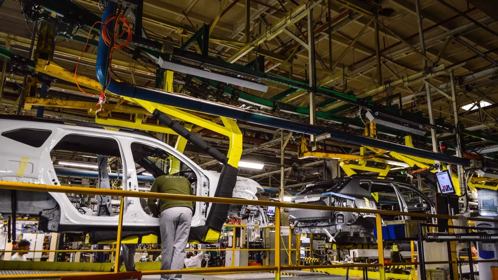 Linie de asamblare pentru autoturisme electrificate în fabrică.