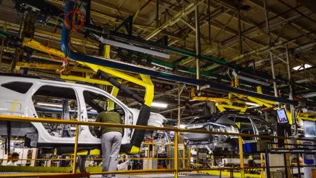 Linie de asamblare pentru autoturisme electrificate în fabrică.
