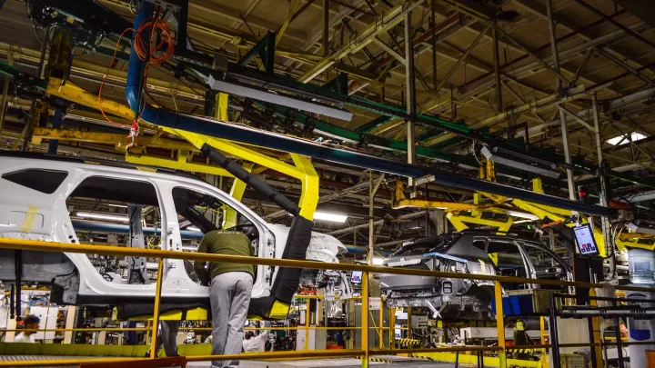 Linie de asamblare pentru autoturisme electrificate în fabrică.
