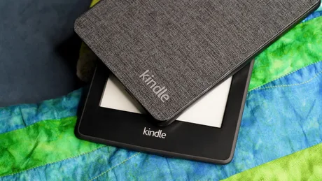 Dispozitive Kindle așezate pe o pătură colorată, simbolizând utilizarea pe termen lung.
