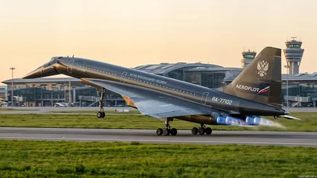 Avion supersonic în timpul decolării, cu aeroportul în fundal.