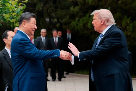 Xi Jinping și Donald Trump se salută la un summit important.