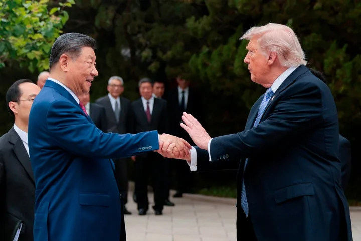Xi Jinping și Donald Trump se salută la un summit important.