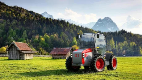 Tractor electric inovator pentru agricultură, cu design modern și peisaj montan în fundal.