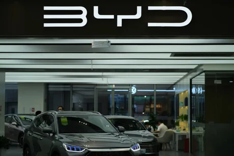 Showroom auto cu modele hibride plug-in și logo BYD vizibil