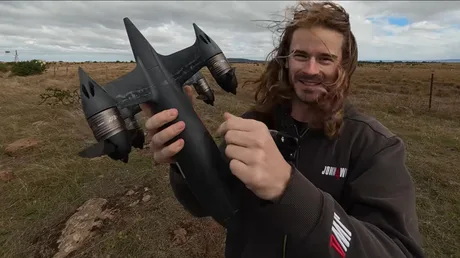Dronă electrică Blackbird prezentată de creatorii săi, Aidan Kelly și Ben Biggs.