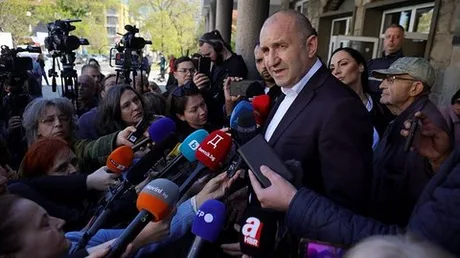 Nicușor Dan vorbește în fața presei, înconjurat de jurnaliști.
