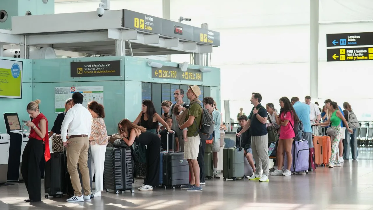 Oameni așteptând la un ghișeu de check-in la aeroport.