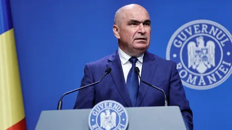 Reprezentant guvernamental discutând despre cerințele PNRR în fața presei.