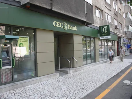 Sucursala CEC Bank, cu clienți și bancomat vizibile.