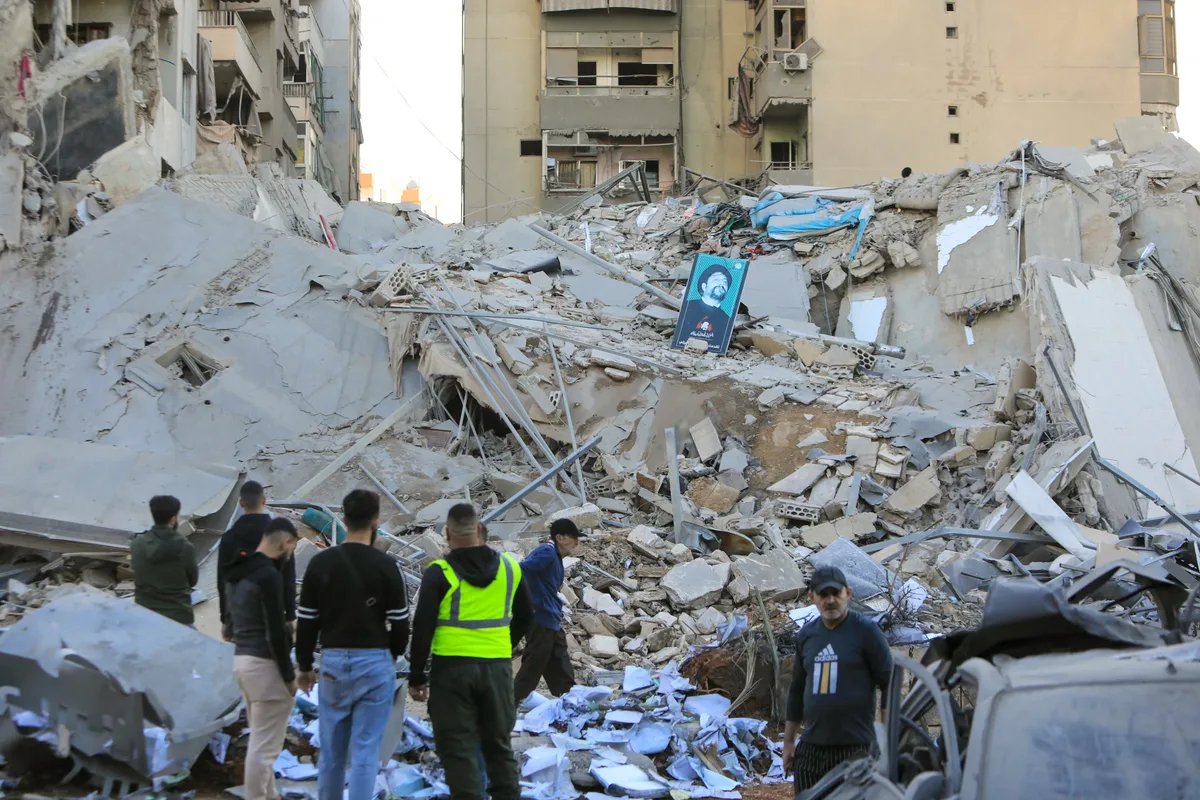 Ruinele unei sucursale a băncii Al-Qard Al-Hassan după atacul aerian din Beirut.