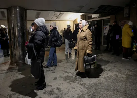Oameni așteptând în stația de metrou în condiții dificile.