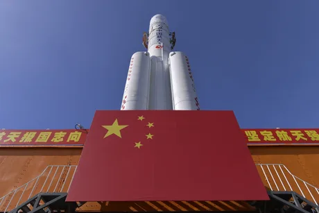Rachetă chineză pregătită pentru lansare, simbol al avansului spațial.