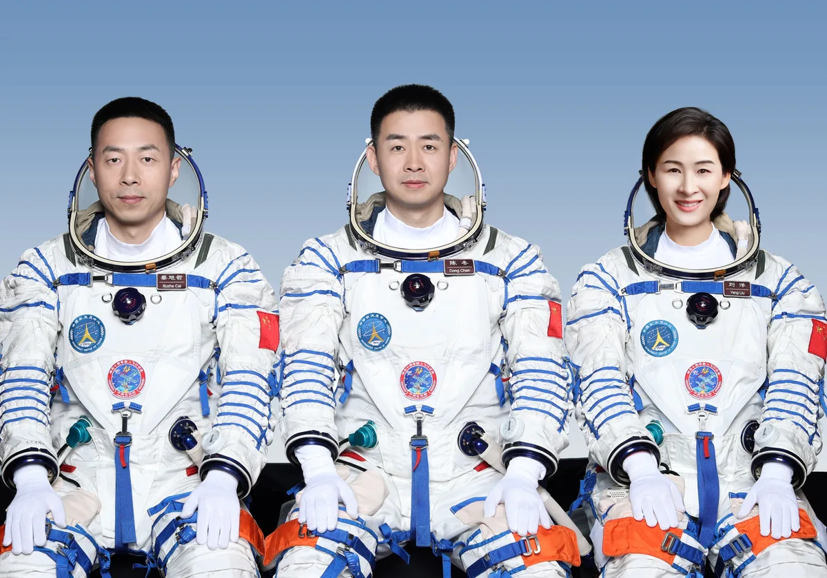 Astronauți chinezi pregătiți pentru o misiune spațială.