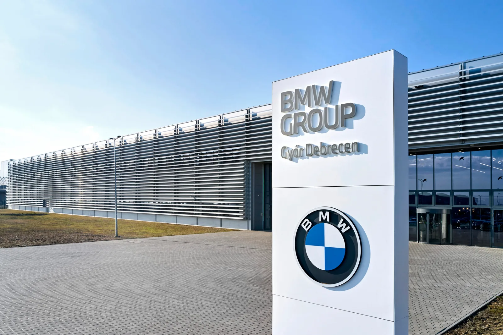 Sediul BMW Group din România, evidențiind inovația și performanța companiei.