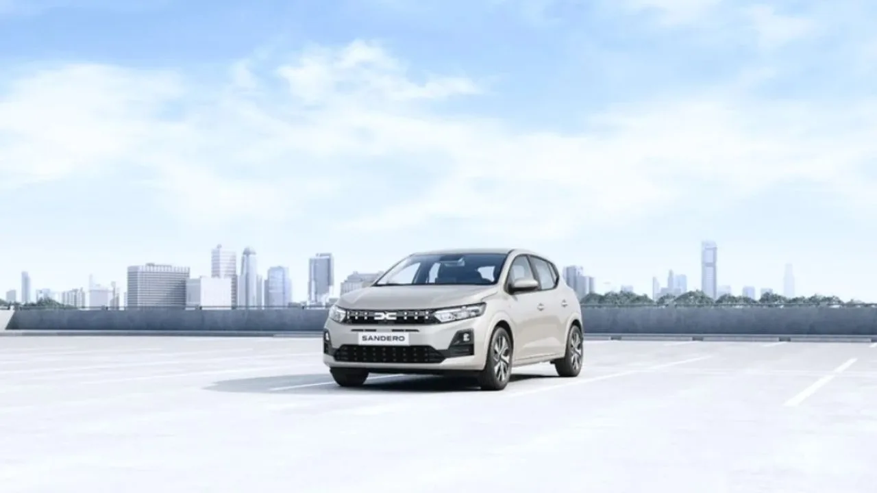 Dacia Sandero Hybrid 155 parcând pe un fundal urban modern.