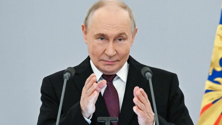 Vladimir Putin discutând despre extinderea puterilor FSB în fața presei.
