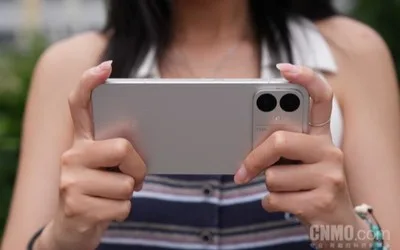 Utilizator ținând un smartphone în mână, pregătit pentru jocuri sau aplicații.