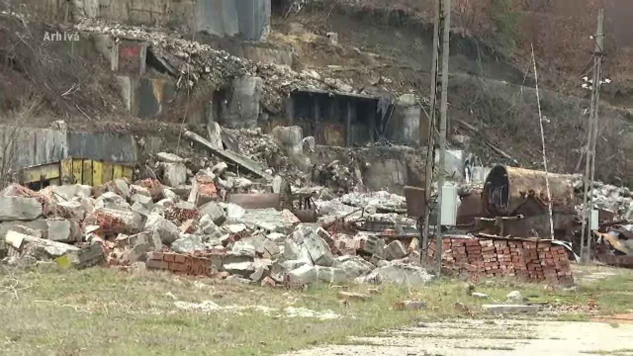 Ruinele fostei mine de grafit din Baia de Fier, Gorj, în prezent abandonate.