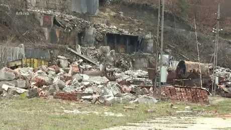 Ruinele fostei mine de grafit din Baia de Fier, Gorj, în prezent abandonate.