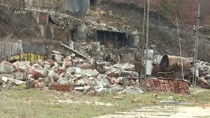Ruinele fostei mine de grafit din Baia de Fier, Gorj, în prezent abandonate.