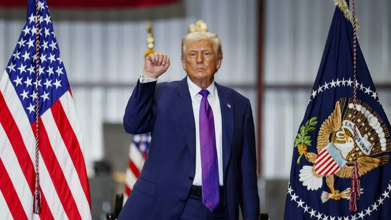 Donald Trump ascultând informații despre Iran în Casa Albă.
