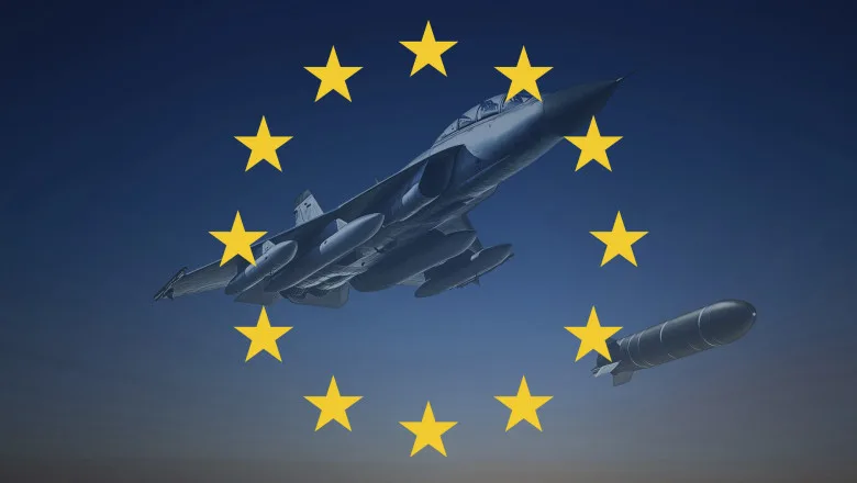 Avion militar zburând deasupra steagului Uniunii Europene.