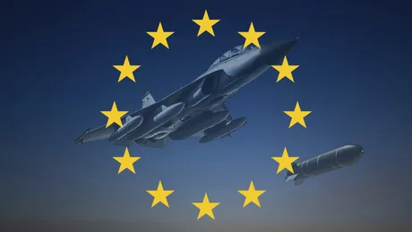 Avion militar zburând deasupra steagului Uniunii Europene.