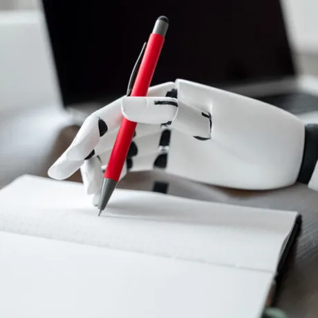 Un robot scrie pe o foaie de hârtie cu un pix roșu.