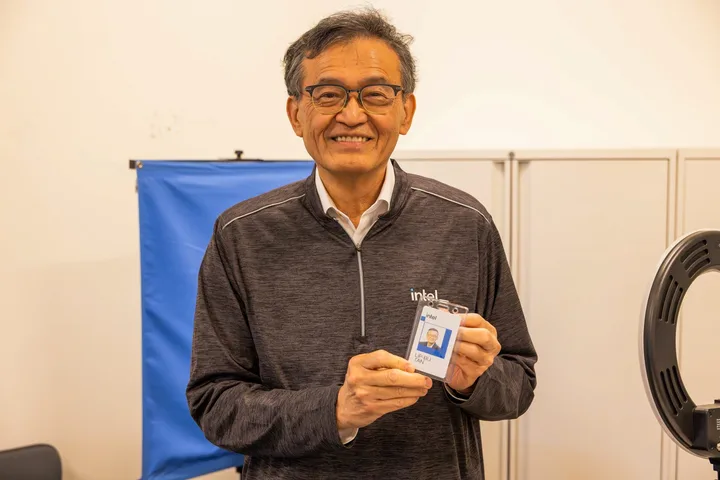 CEO-ul Intel, Lip-Bu Tan, discutând despre parteneriate strategice.