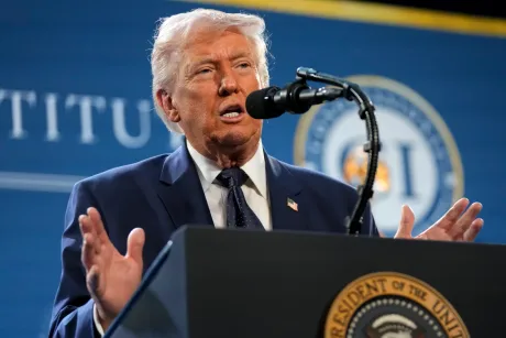 Donald Trump susține un discurs despre tensiunile cu Iranul.