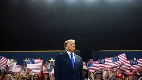 Donald Trump la o convenție, susținând ideea redenumirii strâmtorii.