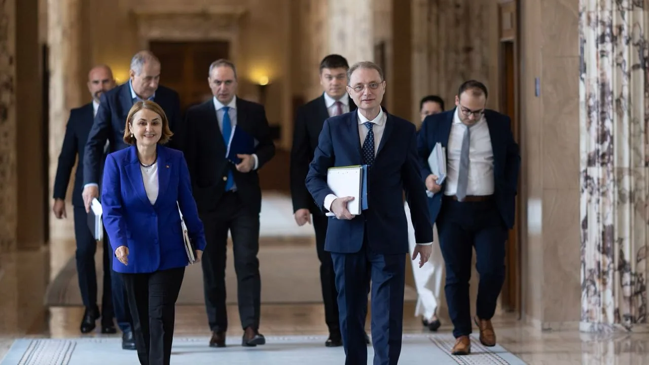 Reprezentanți ai guvernului în timpul unei întâlniri oficiale în clădirea guvernamentală.