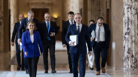 Reprezentanți ai guvernului în timpul unei întâlniri oficiale în clădirea guvernamentală.