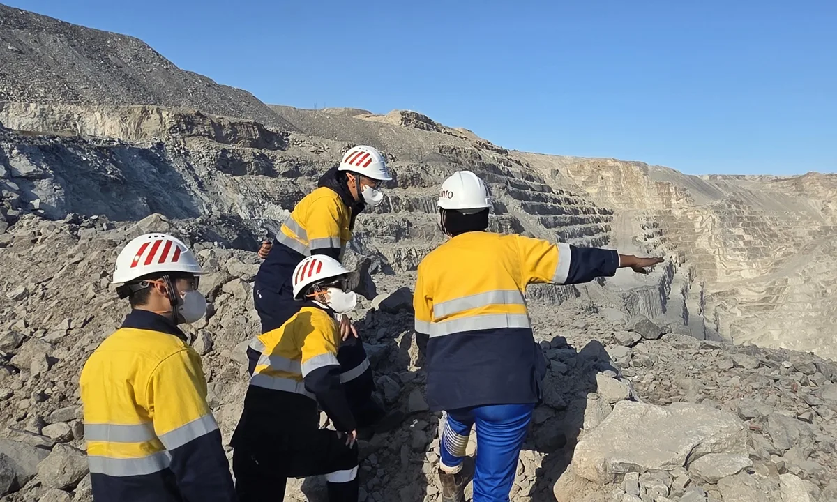 Angajați inspectând mina de uraniu Rössing din Namibia.