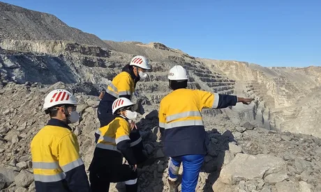 Angajați inspectând mina de uraniu Rössing din Namibia.