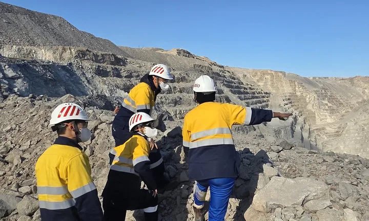 Angajați inspectând mina de uraniu Rössing din Namibia.