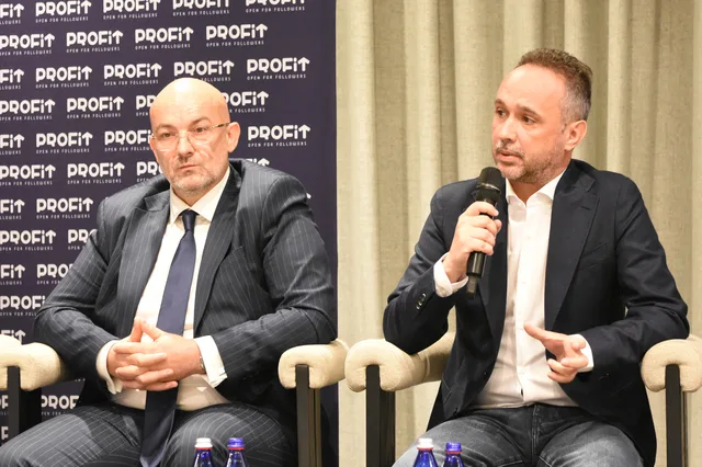 Reprezentanți Altex discutând despre vânzările viitoare și tendințele pieței.