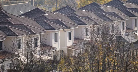Apartamentele din orașe mari cresc în prețuri, dar chiriile scad.