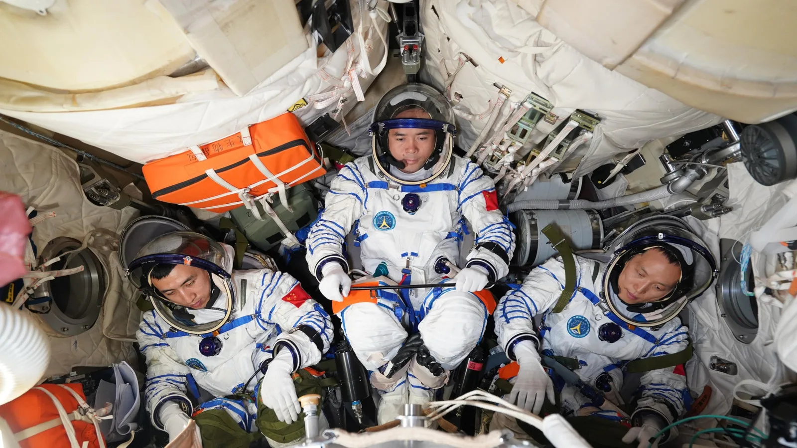 Astronauți pregătiți pentru misiunea Shenzhou-23 în interiorul capsulei spațiale.