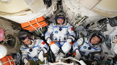 Astronauți pregătiți pentru misiunea Shenzhou-23 în interiorul capsulei spațiale.