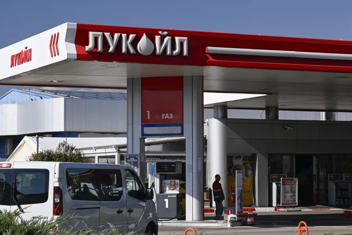 Benzinărie Lukoil cu cozi lungi și măsuri de ordine publică în Irkuțk.