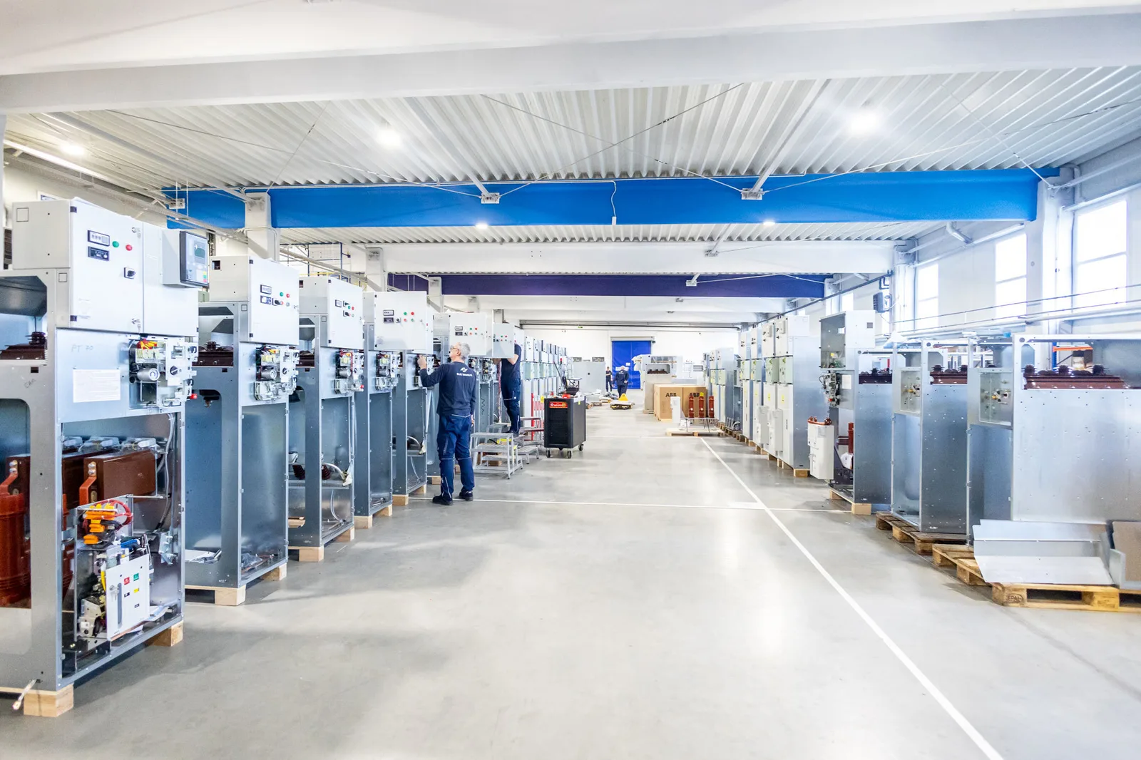 Spațiu de producție cu echipamente electrice în fabrică.