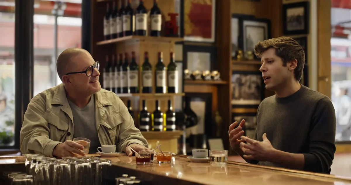 Discuție între doi bărbați într-un bar modern.