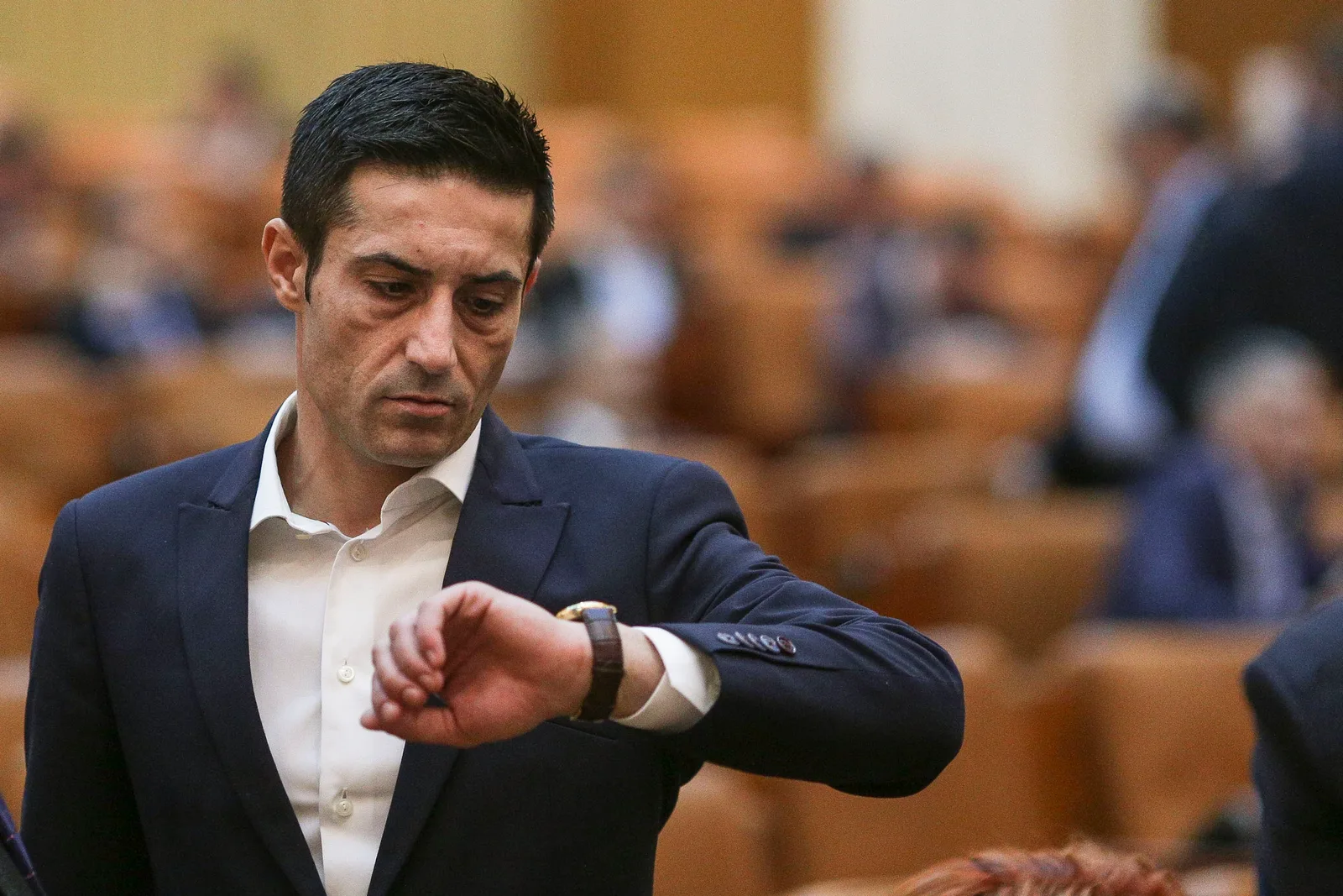 Claudiu Manda verificând ora în Parlamentul European.