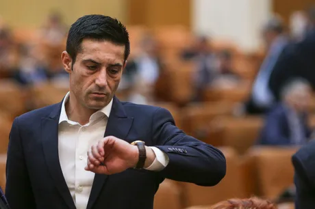 Claudiu Manda verificând ora în Parlamentul European.