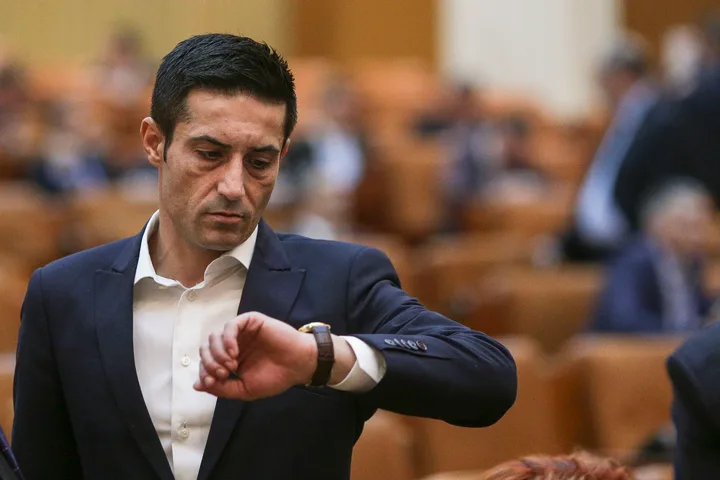 Claudiu Manda verificând ora în Parlamentul European.