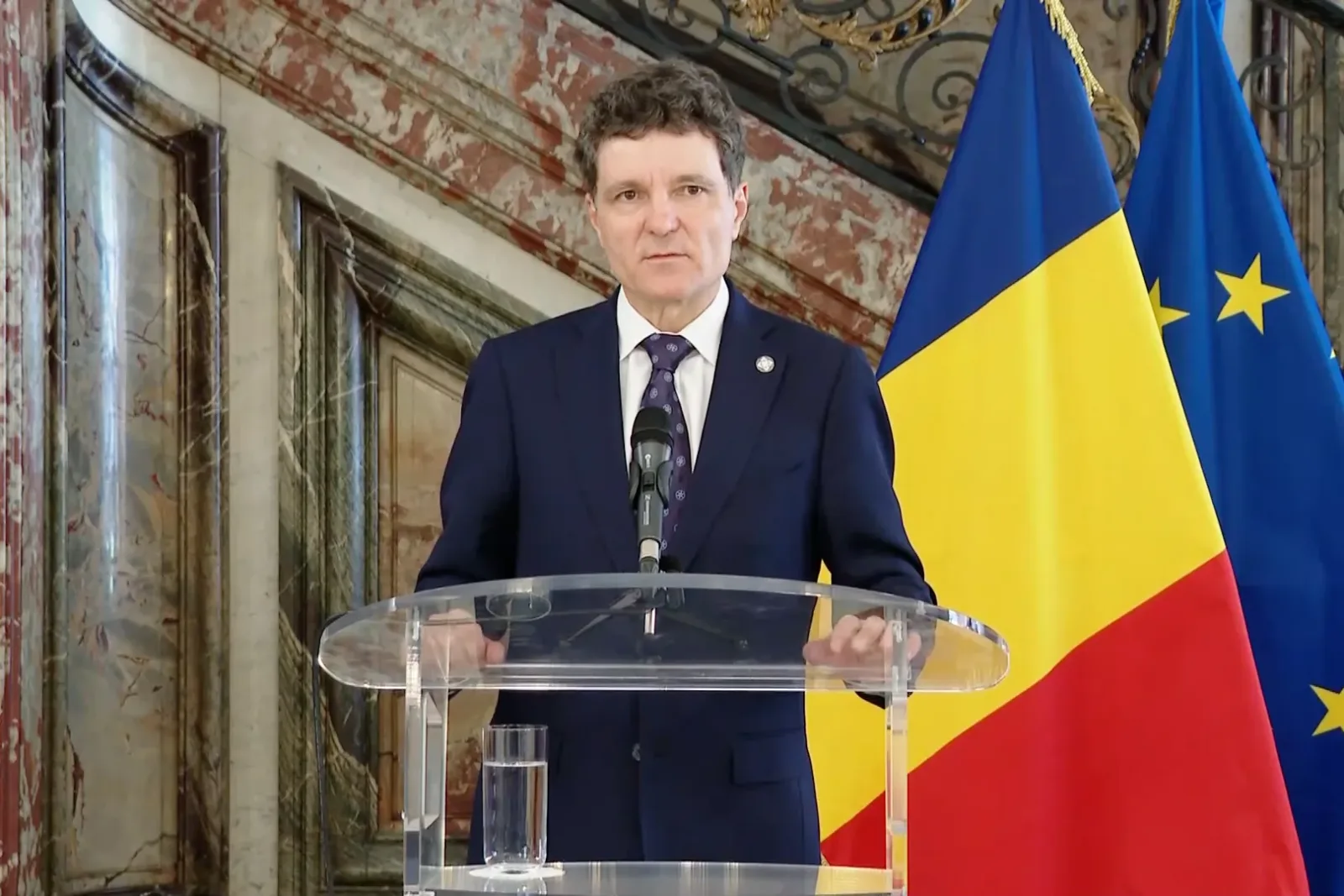 Nicușor Dan discută despre criza politică și impactul acesteia asupra diplomației române.