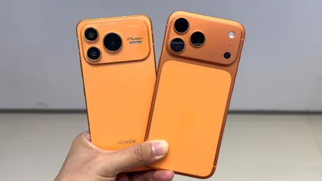 Două smartphone-uri Honor cu design modern și culori vibrante, prezentate într-o mână.