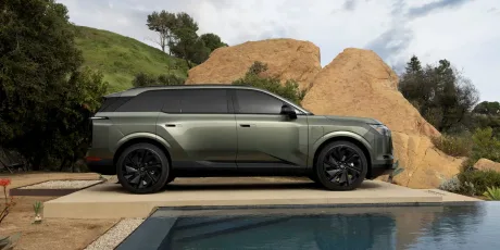 SUV electric cu trei rânduri, design modern și autonomie impresionantă.